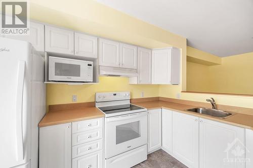 20 Maxton Private, Ottawa, ON - Indoor Photo Showing Kitchen