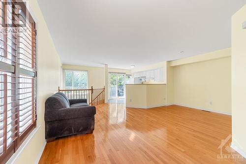 20 Maxton Private, Ottawa, ON - Indoor Photo Showing Living Room