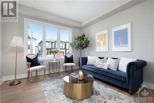 709 Fenwick Way, Ottawa, ON - Indoor Photo Showing Living Room