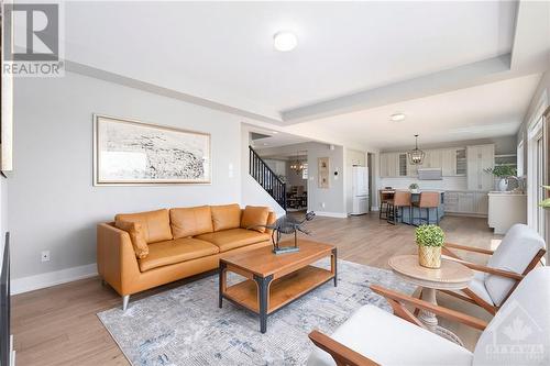 709 Fenwick Way, Ottawa, ON - Indoor Photo Showing Living Room