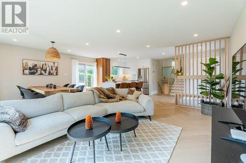 1264 Landfair Crescent, Oakville (Iroquois Ridge South), ON - Indoor Photo Showing Living Room