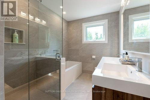 1264 Landfair Crescent, Oakville (Iroquois Ridge South), ON - Indoor Photo Showing Bathroom