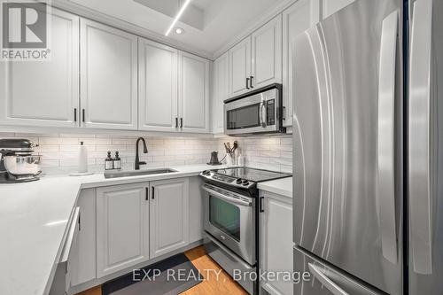 424 - 628 Fleet Street, Toronto, ON - Indoor Photo Showing Kitchen With Upgraded Kitchen
