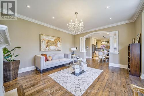 426 Centre Street E, Richmond Hill, ON - Indoor Photo Showing Living Room