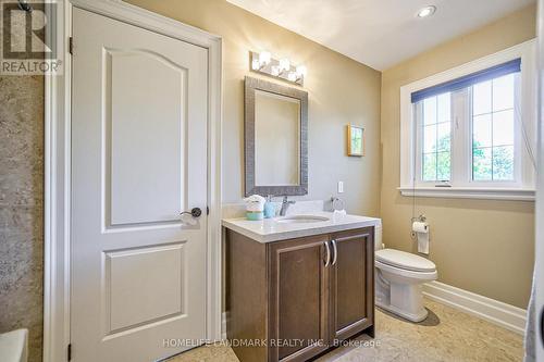 426 Centre Street E, Richmond Hill, ON - Indoor Photo Showing Bathroom