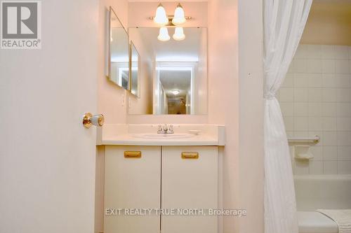 103 - 25 Meadow Lane, Barrie, ON - Indoor Photo Showing Bathroom