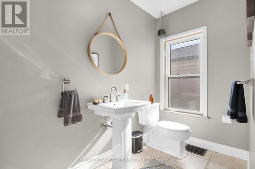 37 Langarth Street E, London, ON - Indoor Photo Showing Bathroom