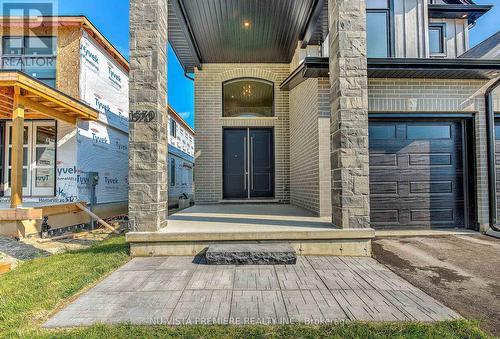 Large front porch - 1570 Benjamin Drive, London, ON - Outdoor