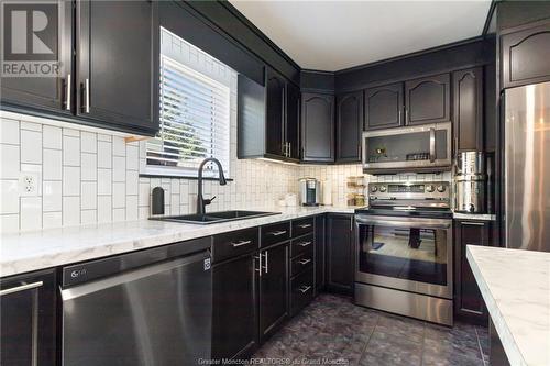 89 Hardwood Cres, Moncton, NB - Indoor Photo Showing Kitchen With Double Sink With Upgraded Kitchen