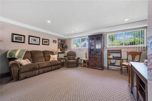 54 Valley Road, St. Catharines, ON - Indoor Photo Showing Living Room