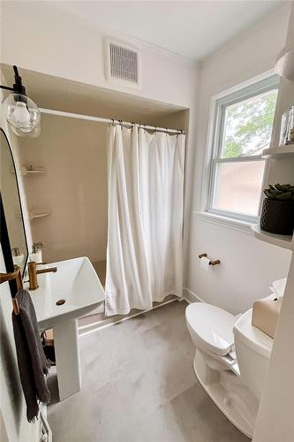 16 Millen Avenue, Hamilton, ON - Indoor Photo Showing Bathroom