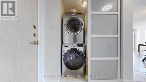 1709 - 400 Webb Drive, Mississauga, ON - Indoor Photo Showing Laundry Room