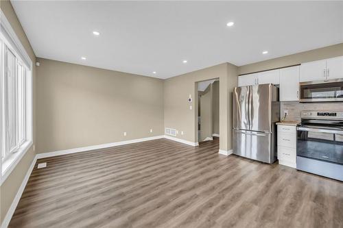 323 Silverwood Avenue, Welland, ON - Indoor Photo Showing Kitchen With Stainless Steel Kitchen