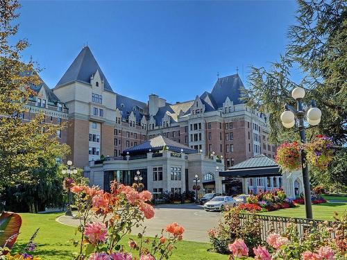 1602-728 Yates St, Victoria, BC - Outdoor With Facade