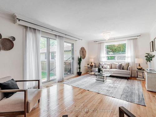 31 Catalina Dr, Toronto, ON - Indoor Photo Showing Living Room