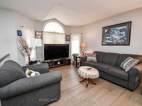 30 Marsellus Dr, Barrie, ON - Indoor Photo Showing Living Room