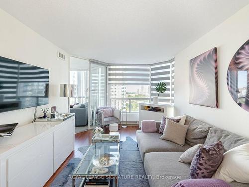 906-4470 Tucana Crt, Mississauga, ON - Indoor Photo Showing Living Room