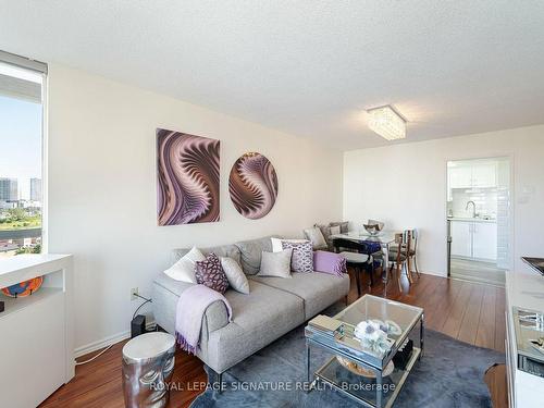906-4470 Tucana Crt, Mississauga, ON - Indoor Photo Showing Living Room