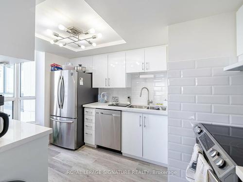 906-4470 Tucana Crt, Mississauga, ON - Indoor Photo Showing Kitchen With Double Sink