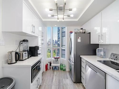 906-4470 Tucana Crt, Mississauga, ON - Indoor Photo Showing Kitchen