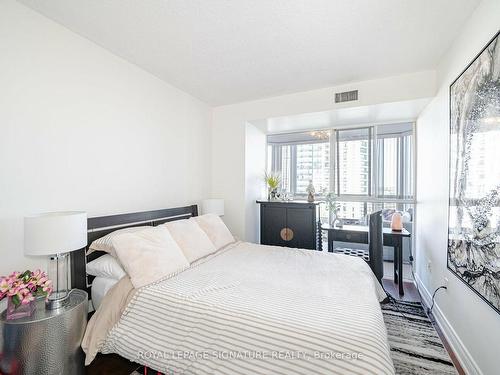 906-4470 Tucana Crt, Mississauga, ON - Indoor Photo Showing Bedroom