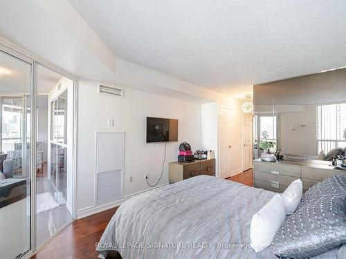 906-4470 Tucana Crt, Mississauga, ON - Indoor Photo Showing Bedroom