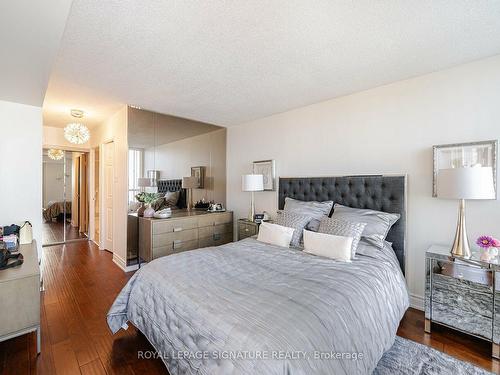 906-4470 Tucana Crt, Mississauga, ON - Indoor Photo Showing Bedroom