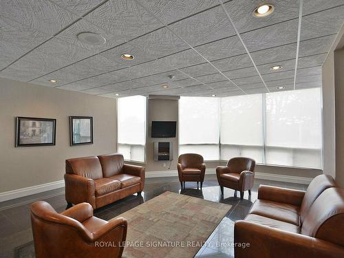 906-4470 Tucana Crt, Mississauga, ON - Indoor Photo Showing Living Room