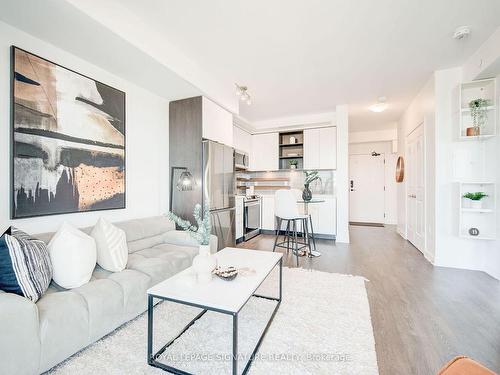 1808-4675 Metcalfe Ave, Mississauga, ON - Indoor Photo Showing Living Room