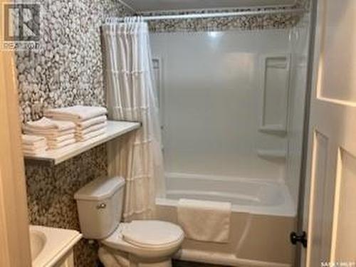 402 2Nd Avenue W, Meadow Lake, SK - Indoor Photo Showing Bathroom