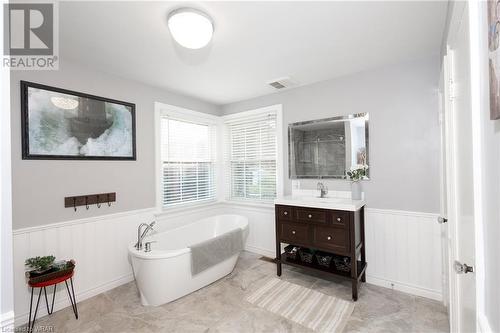 70 Stanley Street, Cambridge, ON - Indoor Photo Showing Bathroom