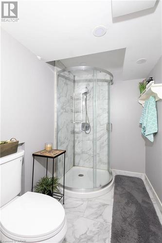 70 Stanley Street, Cambridge, ON - Indoor Photo Showing Bathroom