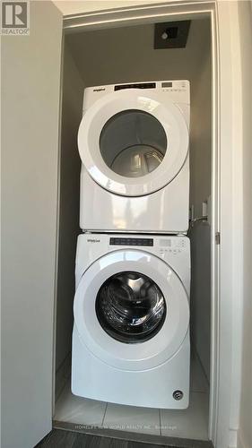 2810 - 1 Yorkville Avenue, Toronto, ON - Indoor Photo Showing Laundry Room