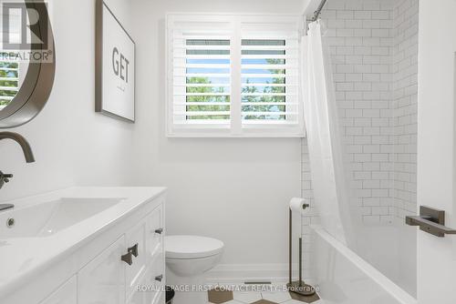 2 Spearin Court, Barrie, ON - Indoor Photo Showing Bathroom