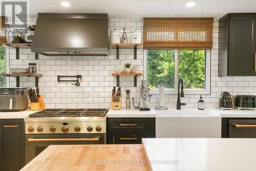 2 Spearin Court, Barrie, ON - Indoor Photo Showing Kitchen With Upgraded Kitchen