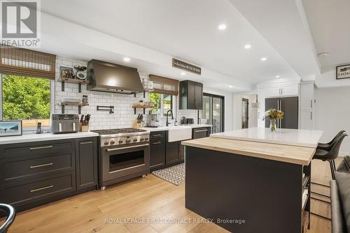 2 Spearin Court, Barrie, ON - Indoor Photo Showing Kitchen With Upgraded Kitchen