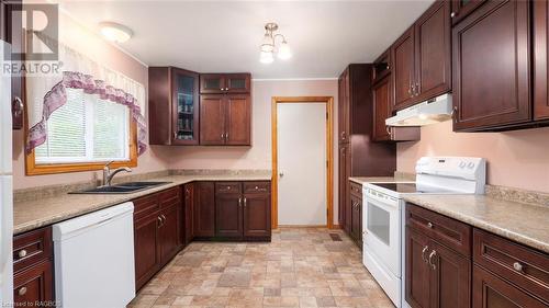 15 Brackenbury Street, Markdale, ON - Indoor Photo Showing Kitchen With Double Sink