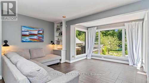 101 Metcalfe Street, St. Thomas (Sw), ON - Indoor Photo Showing Living Room