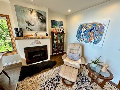 2041 Sunnyside Beach Avenue, Shuniah, ON - Indoor Photo Showing Living Room With Fireplace