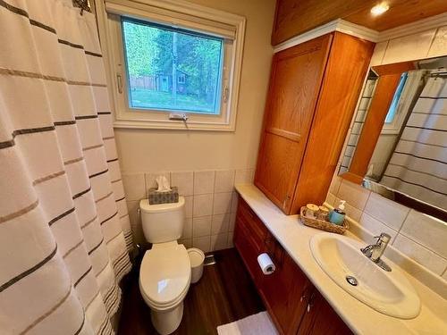 2041 Sunnyside Beach Avenue, Shuniah, ON - Indoor Photo Showing Bathroom