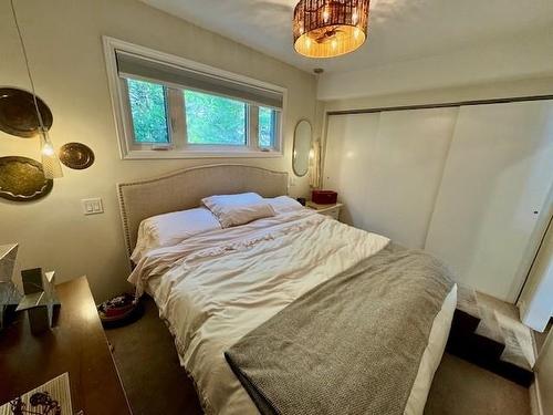 2041 Sunnyside Beach Avenue, Shuniah, ON - Indoor Photo Showing Bedroom