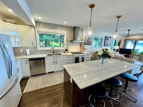 2041 Sunnyside Beach Avenue, Shuniah, ON - Indoor Photo Showing Kitchen With Double Sink With Upgraded Kitchen