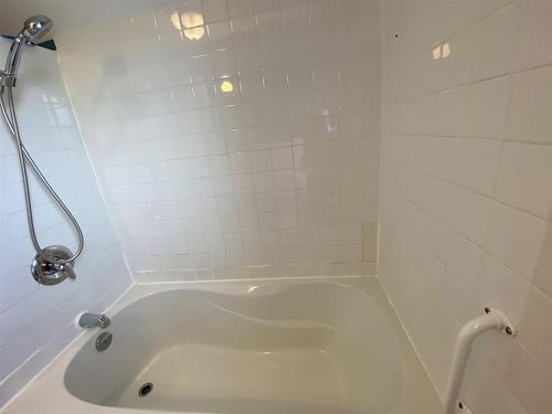 1215 Donald Street, Thunder Bay, ON - Indoor Photo Showing Bathroom