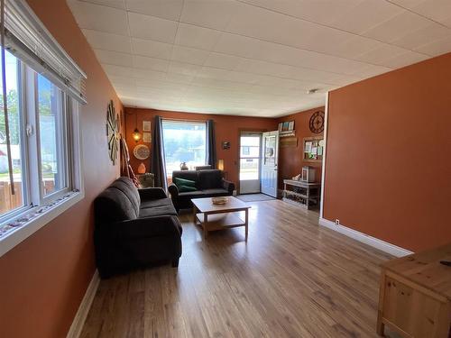 1215 Donald Street, Thunder Bay, ON - Indoor Photo Showing Living Room