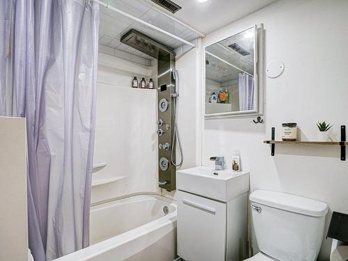 Salle de bains - 2320 27E Avenue, Laval (Laval-Ouest), QC - Indoor Photo Showing Bathroom