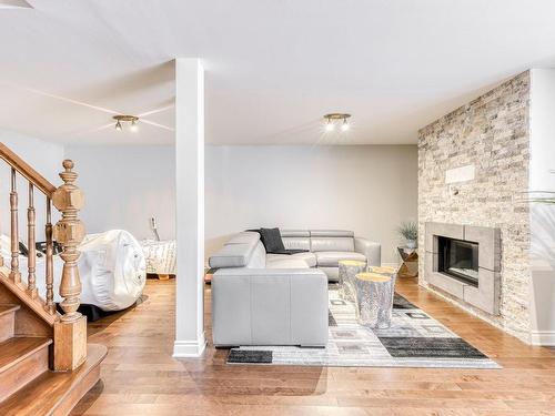 Salle familiale - 107 Rue St-Pierre E., Saint-Sauveur, QC - Indoor With Fireplace