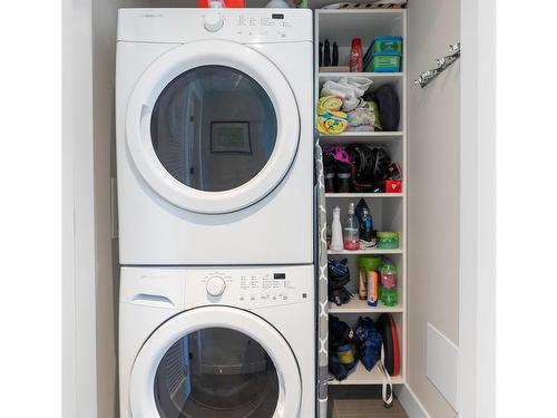 702-960 Yates St, Victoria, BC - Indoor Photo Showing Laundry Room