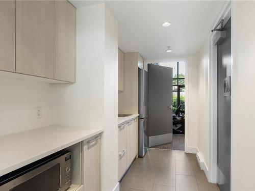 702-960 Yates St, Victoria, BC - Indoor Photo Showing Kitchen