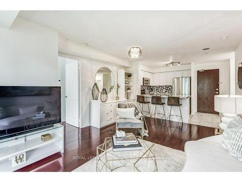 913-11 Michael Power Pl, Toronto, ON - Indoor Photo Showing Living Room