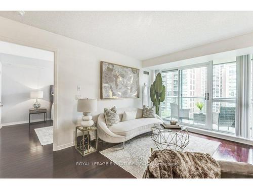 913-11 Michael Power Pl, Toronto, ON - Indoor Photo Showing Living Room